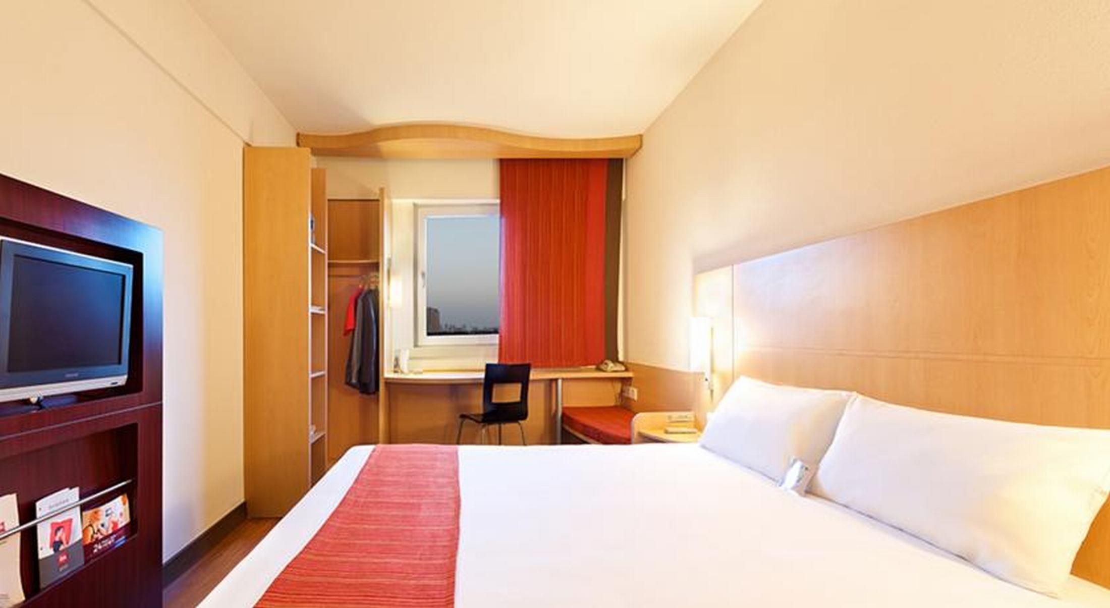 Ibis Qingdao Chengyang Hotel Exterior photo